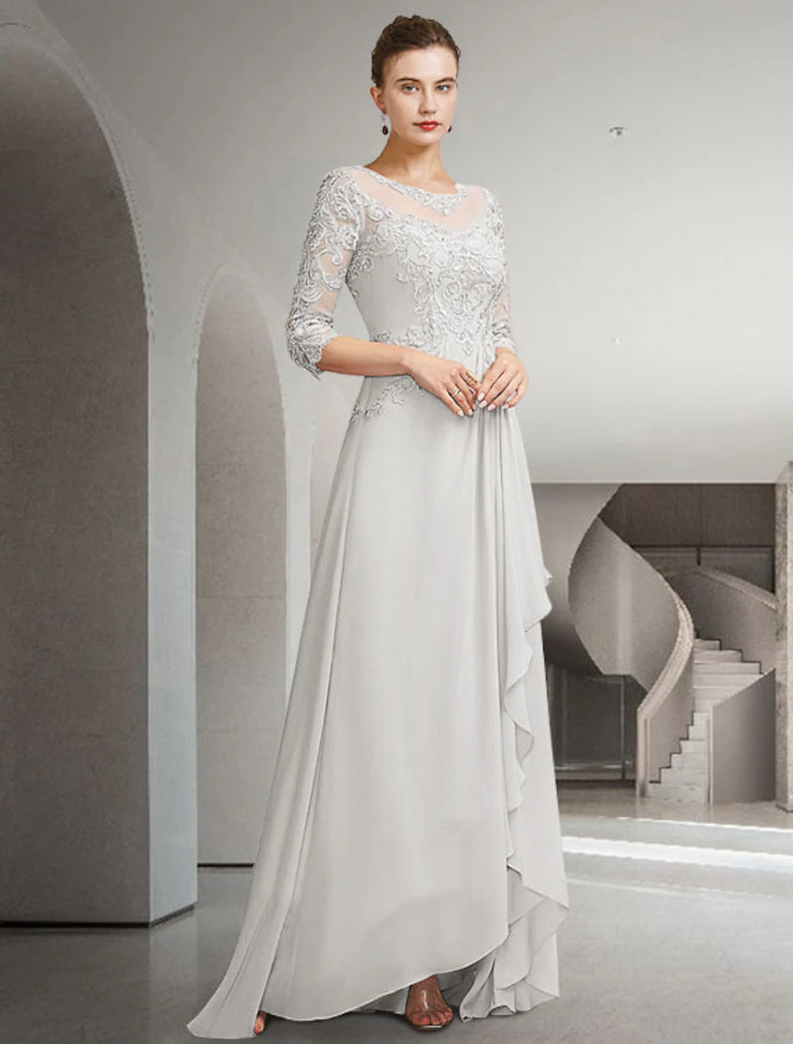 Abito da madre della sposa a trapezio, elegante, con scollo a V asimmetrico, in chiffon e pizzo, maniche a 3/4 con applicazioni a pieghe.